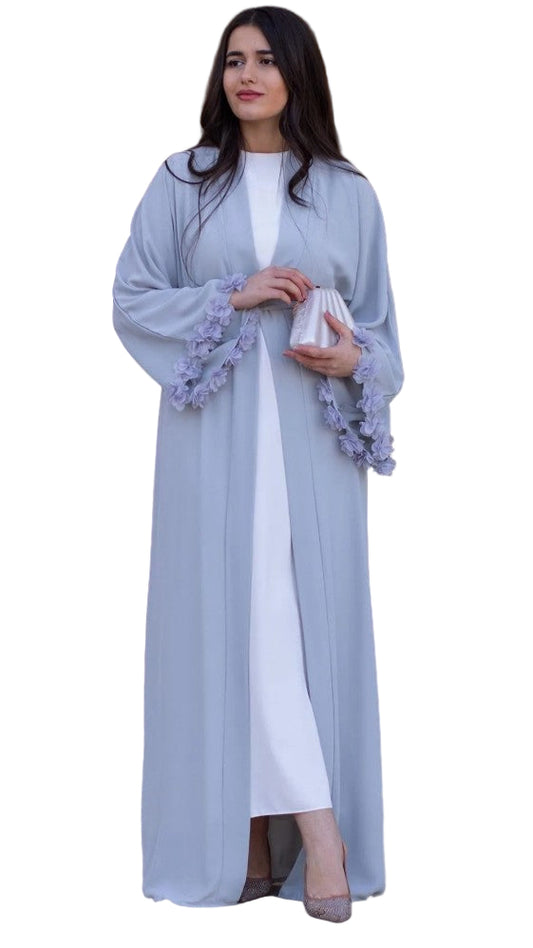 عباية رمادية بأكمام ثلاثية الأبعاد مزينة بتفاصيل زهور