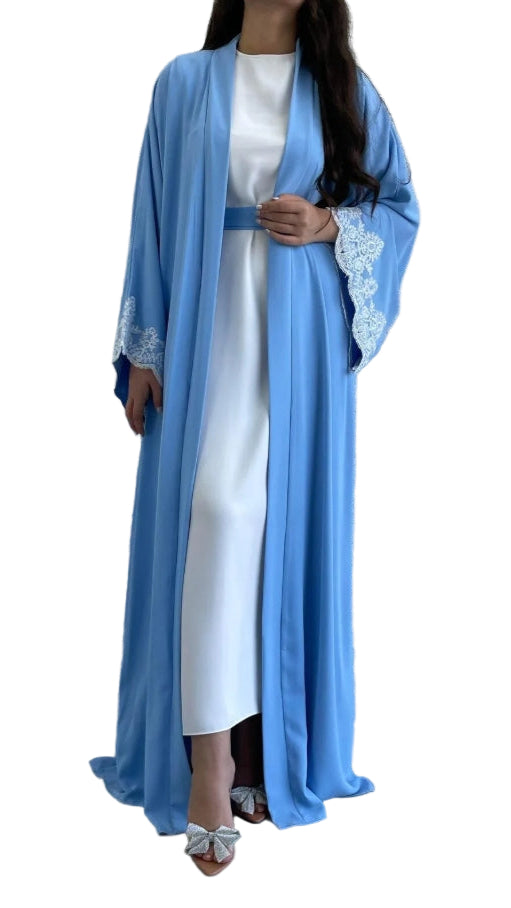 عباية زرقاء بتفاصيل من الدانتيل والتول