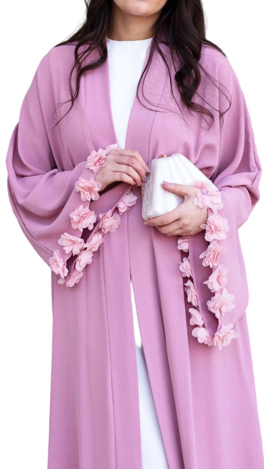 عباية بأكمام وردية وتفاصيل زهور ثلاثية الأبعاد