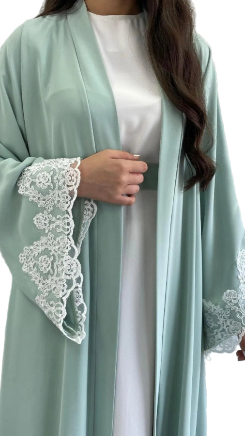 عباية نعناعية بتفاصيل دانتيل من التول