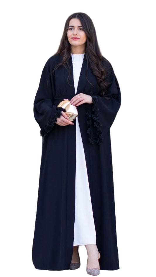 عباية سوداء بأكمام ثلاثية الأبعاد مزينة بتفاصيل زهور