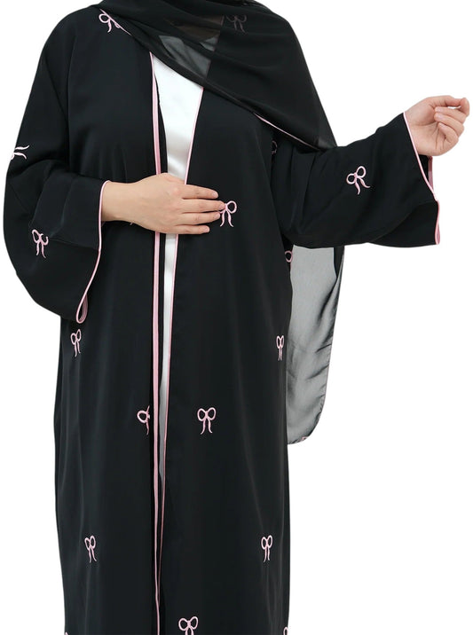 عباية سوداء مع تطريز فيونكة وردية