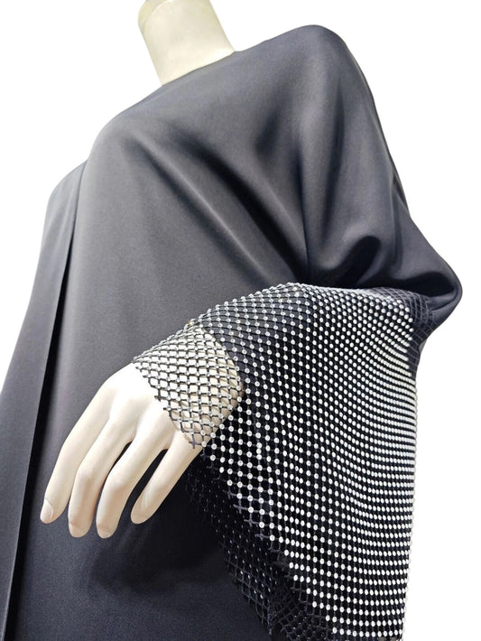 عباية أنيقة مرصعة بأحجار الراين